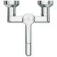 Wandarmatur in Chrom von Ideal Standard mit zwei Auslässen und einem zentralen Hebel zur Temperaturregulierung. Design schlägt Funktionalität in der Anwendung vor.